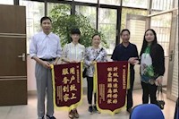 這兩面錦旗的背后，是對(duì)“群眾利益無小事”的堅(jiān)守